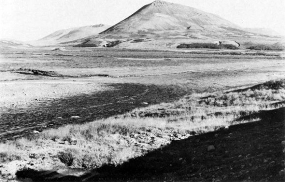 Fig. 5. The flat bottom of Fnjóskadalur west of Hals. Note the eroded mountain slopes above the farm and the small partches of birch below the terrace which have survived because of thick snow cover, 1974. Photo P. Jonsson.